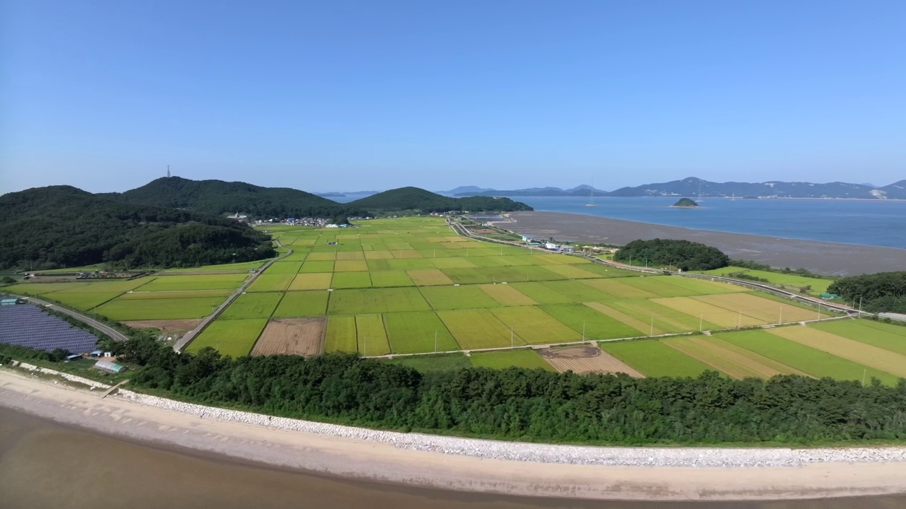 竹月岛、村庄、农田、大海、泥滩的自然风光/韩国仁川江华郡视频素材