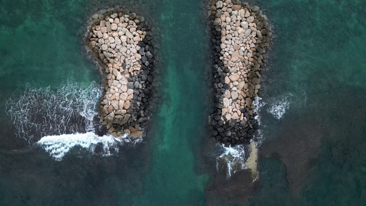 海浪击打海岸石头的嗡嗡声视频素材