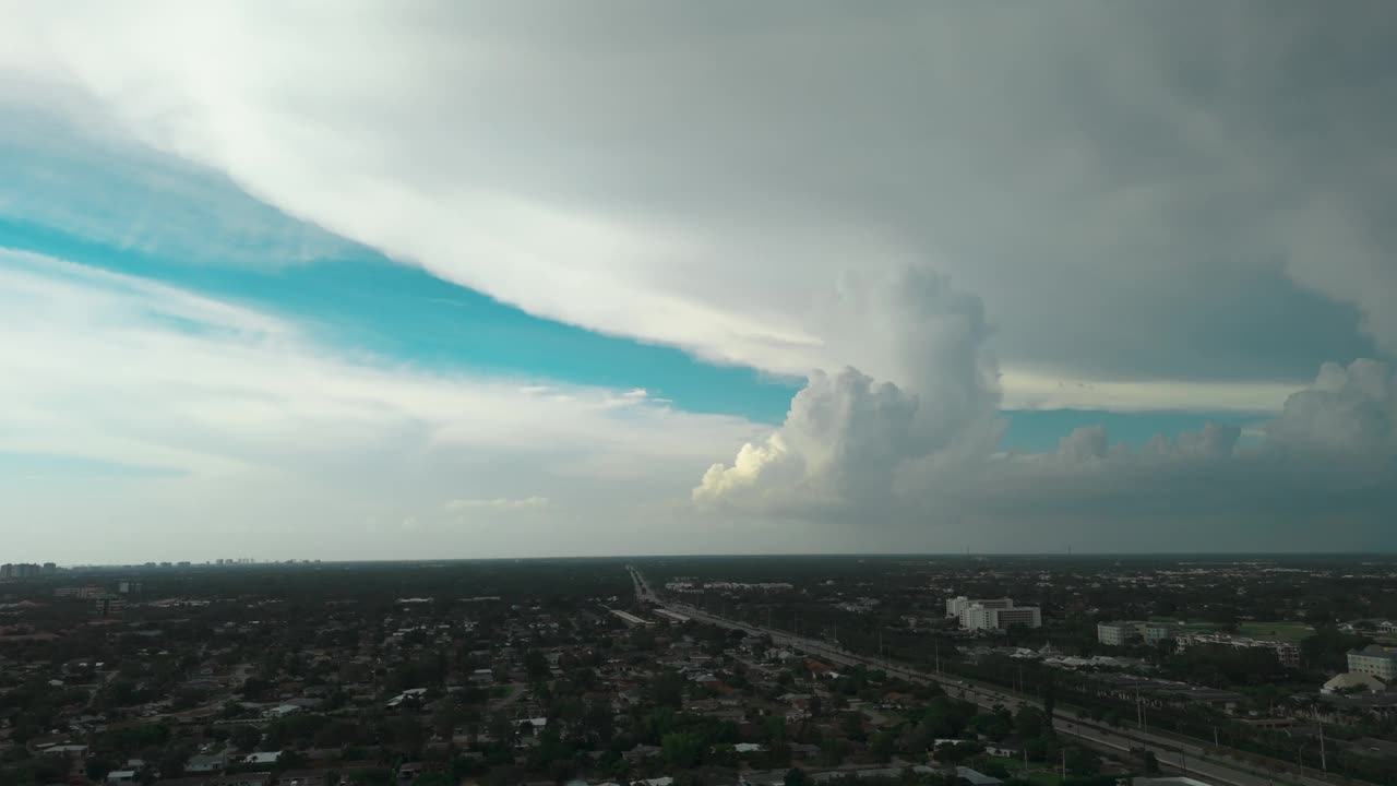 白天风暴热带云层。雷暴锋的形成。广角镜头视频素材