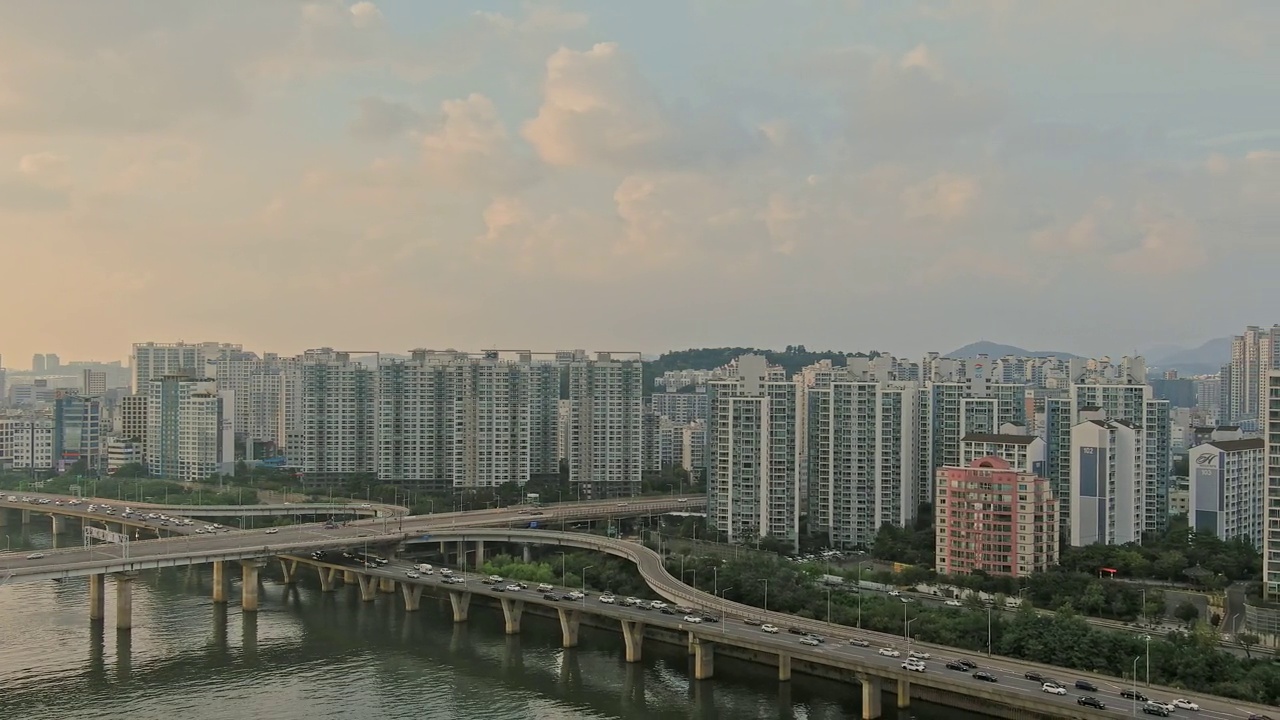 首尔麻浦区汉江、西江大桥、江边高速公路、公寓等市中心的夕阳视频素材