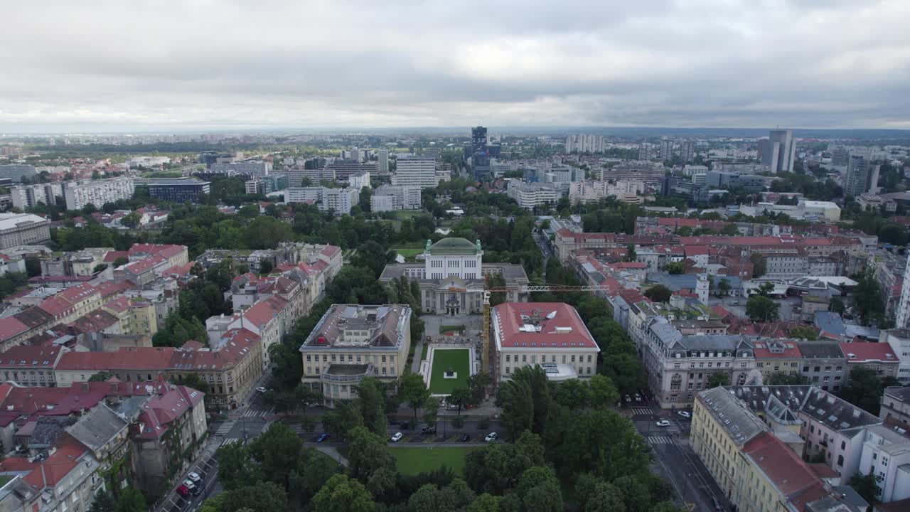 建立克罗地亚国家剧院的鸟瞰图，萨格勒布，倒置Mažuranić广场城市公共花园视频素材