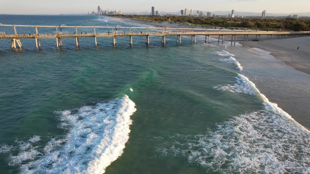 黄金海岸海上抽沙码头的风景，在吐槽，主要海滩在昆士兰州，澳大利亚。空中拍摄视频素材