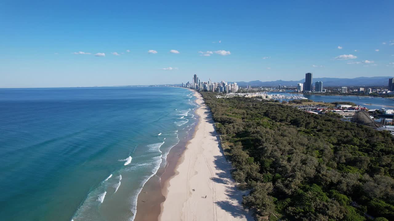 澳大利亚昆士兰州黄金海岸主海滩上的Southport Spit平静的海浪。空中拍摄视频素材