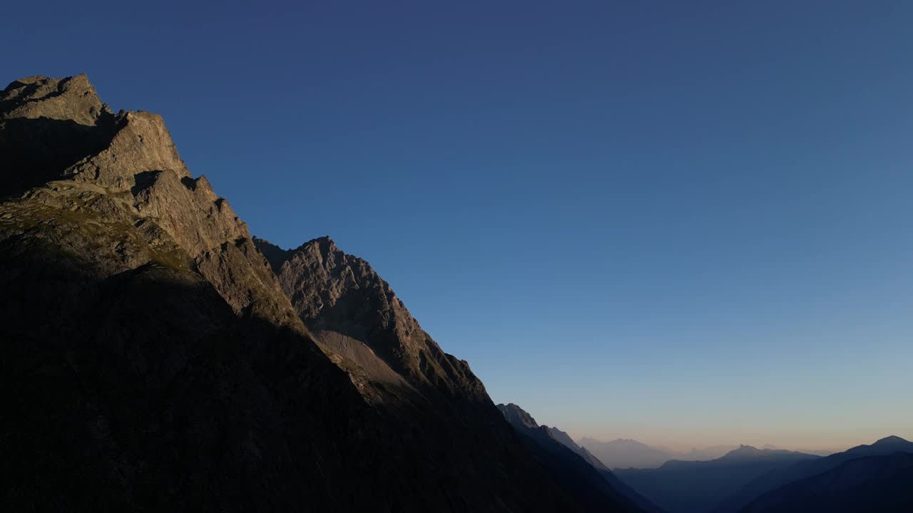 令人惊叹的无人机拍摄的日出时分的阿尔卑斯山谷视频素材