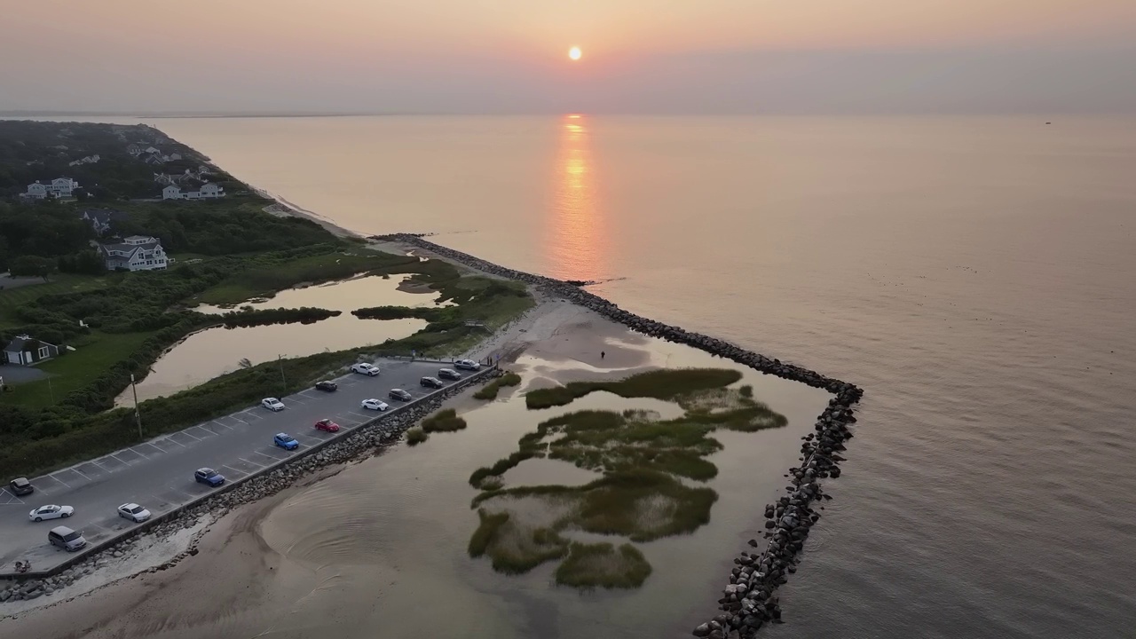 日落时分，无人机在东欧刻赤海峡的停车场和防波堤上空飞行视频素材