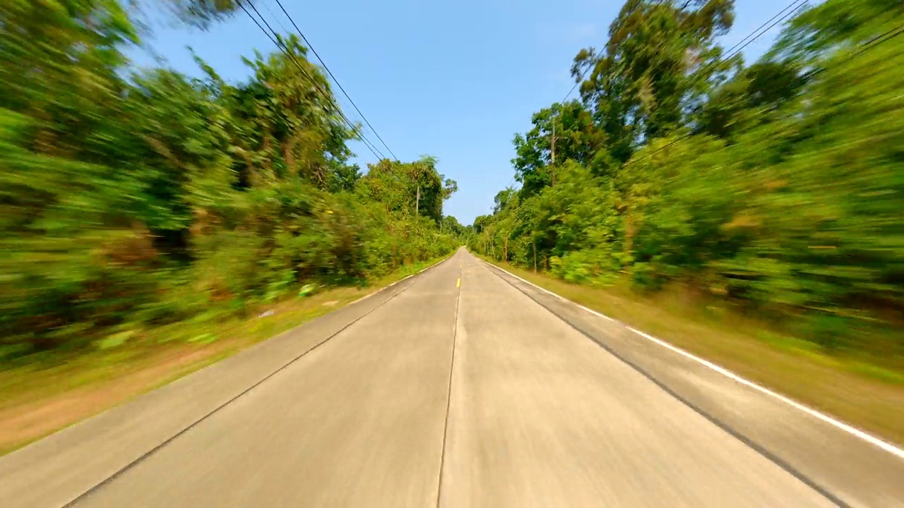 快速FPV无人机在热带道路上飞行视频素材