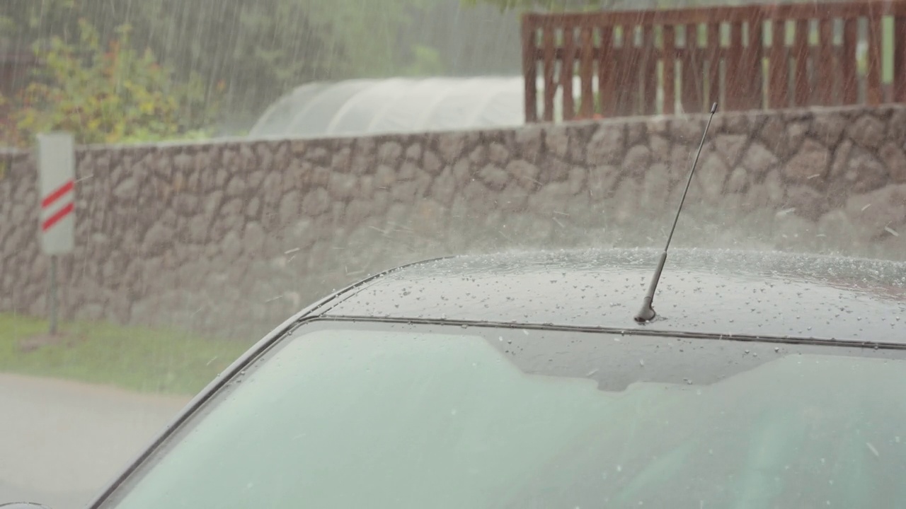 大雨及冰雹覆盖车顶及街道，乡村街道天气情况。斯洛文尼亚、欧洲视频素材