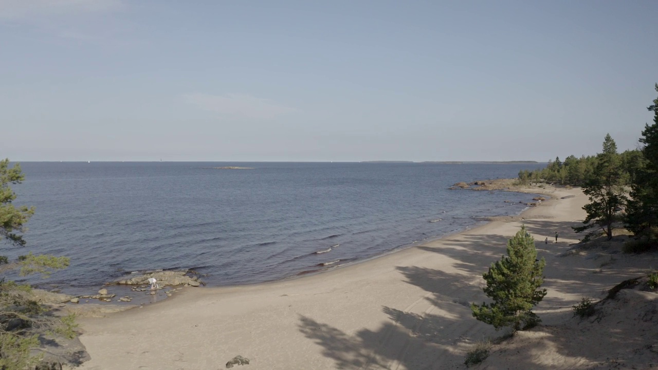 无人机拍摄的海滩，白天平静的海浪视频素材