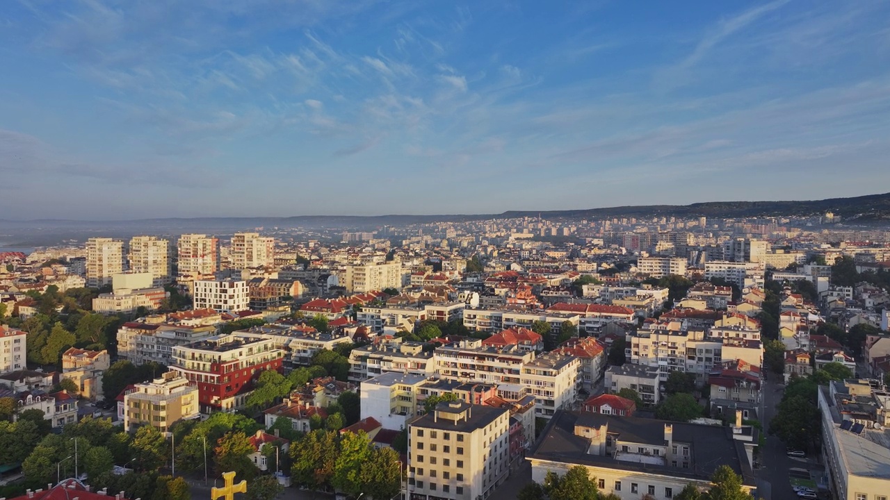 保加利亚瓦尔纳市中心鸟瞰图。城市景观，戏剧剧院，圣母升天大教堂和市中心4K视频视频素材