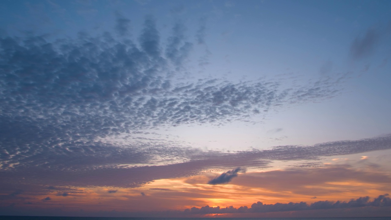 在日落或日出黄昏天空在海浪惊人的自然视频背景令人惊叹的云和天空在黄金小时延时，复制空间视频素材