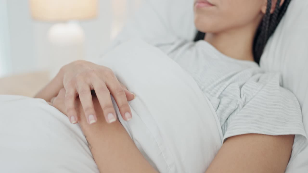 女人，失眠和在床上思考，夫妻和压力与记忆，想法或担心与焦虑在家里。女孩，伴侣和沮丧的后悔，心理健康和疲劳在卧室和公寓视频素材