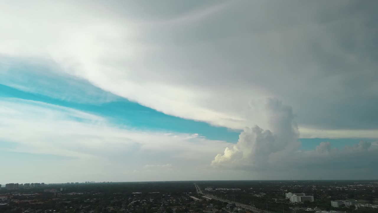 白天风暴热带云层。雷暴锋的形成。广角鸟瞰图视频素材