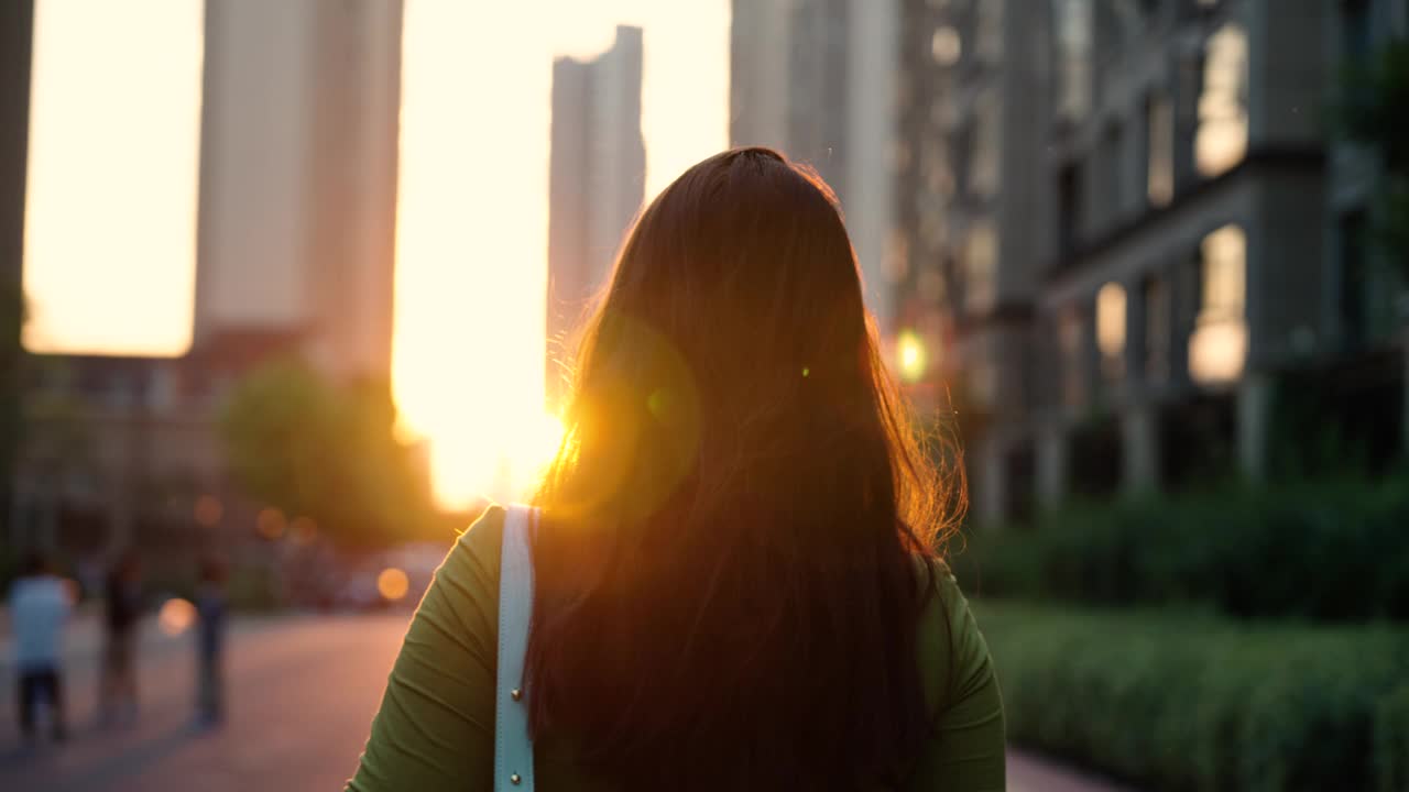 走向城市阳光的女人视频素材