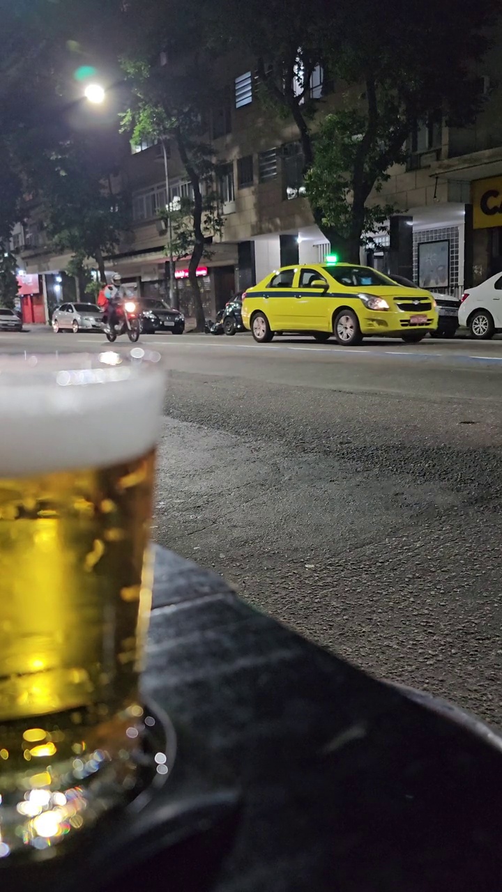 夜晚的科帕卡巴纳街道——酒吧里的景色视频素材