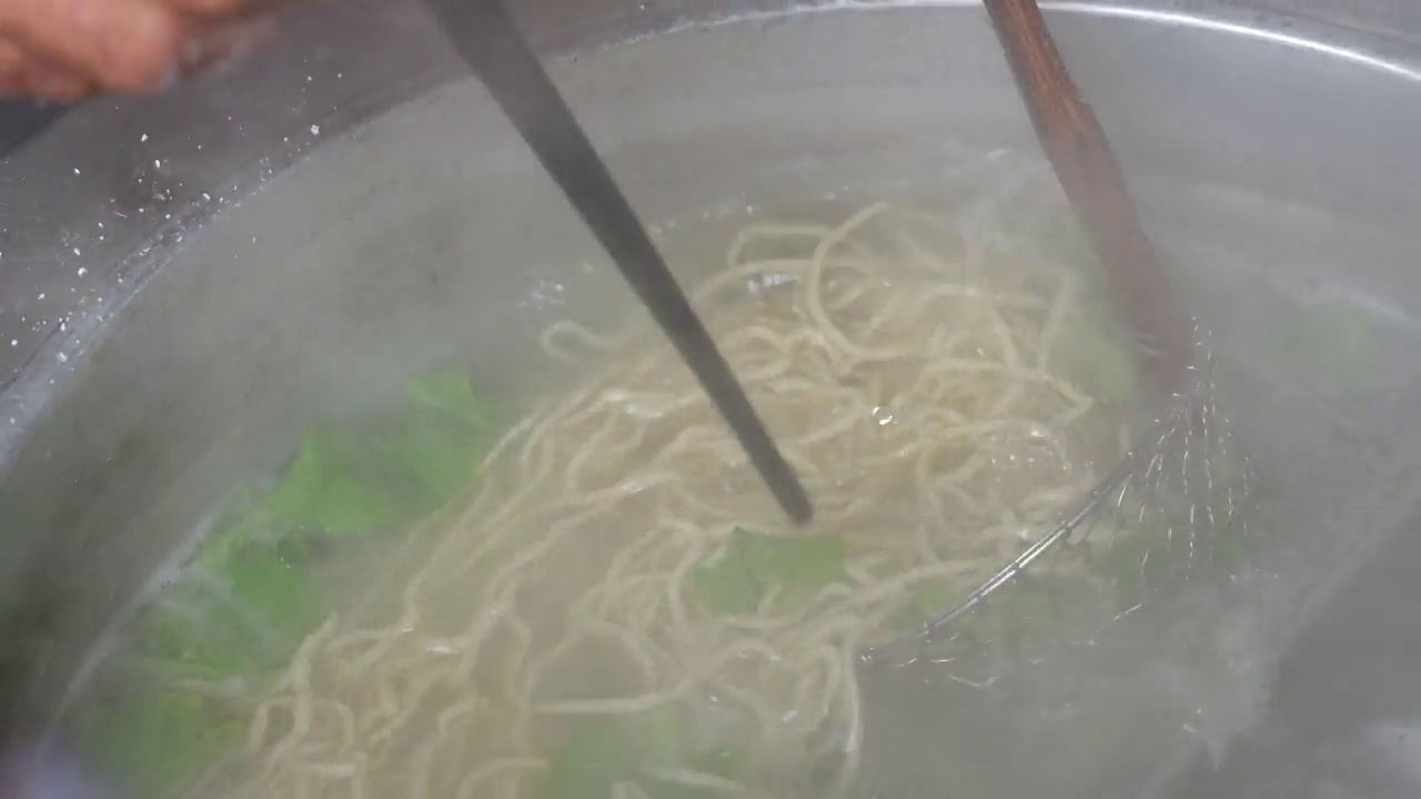 正在为买家制作鸡肉面的肉丸鸡面卖家。有选择性的重点。视频素材