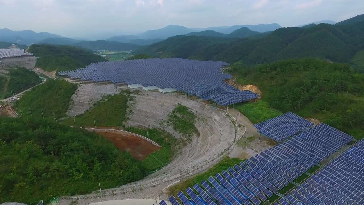 自然、乡村和太阳能电池板/韩国江原道盈月郡视频素材