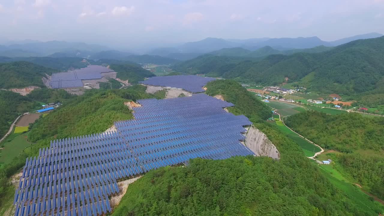 自然、乡村和太阳能电池板/韩国江原道盈月郡视频素材