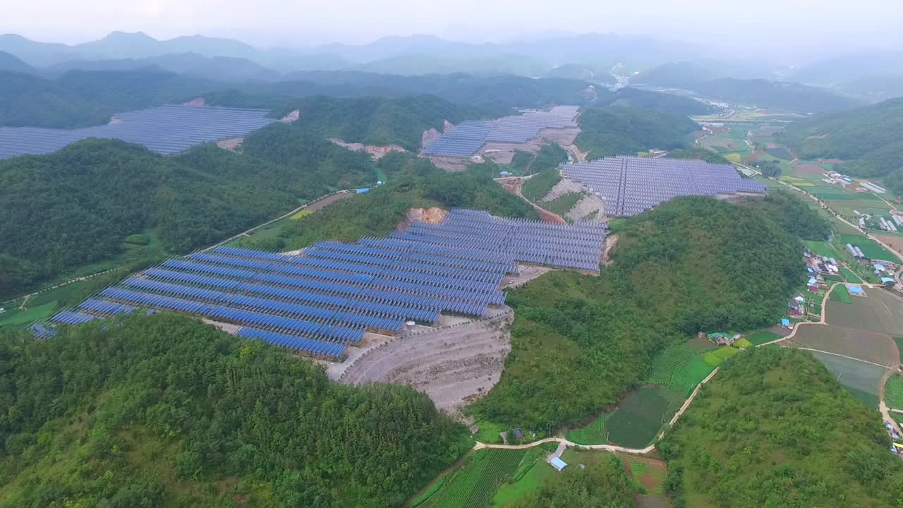 自然、乡村和太阳能电池板/韩国江原道盈月郡视频素材