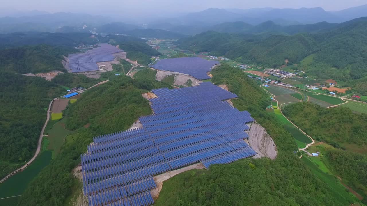 自然、乡村和太阳能电池板/韩国江原道盈月郡视频素材