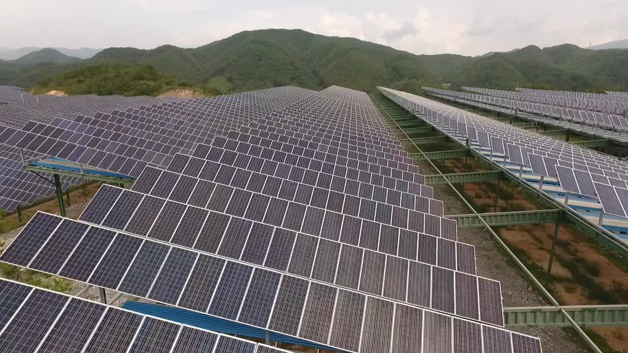 自然、乡村和太阳能电池板/韩国江原道盈月郡视频素材