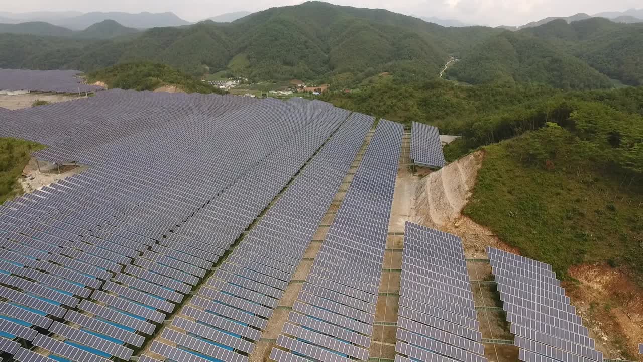 自然、乡村和太阳能电池板/韩国江原道盈月郡视频素材