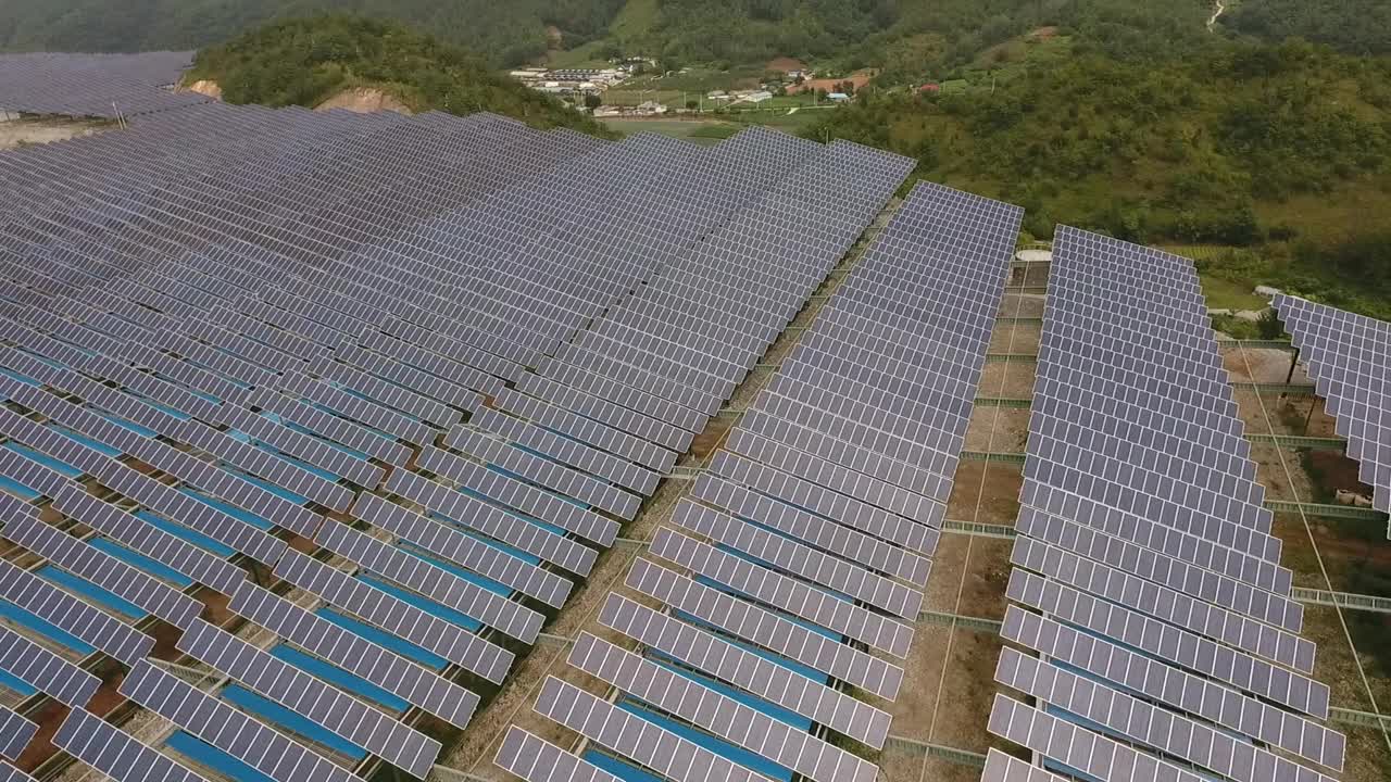 自然、乡村和太阳能电池板/韩国江原道盈月郡视频素材