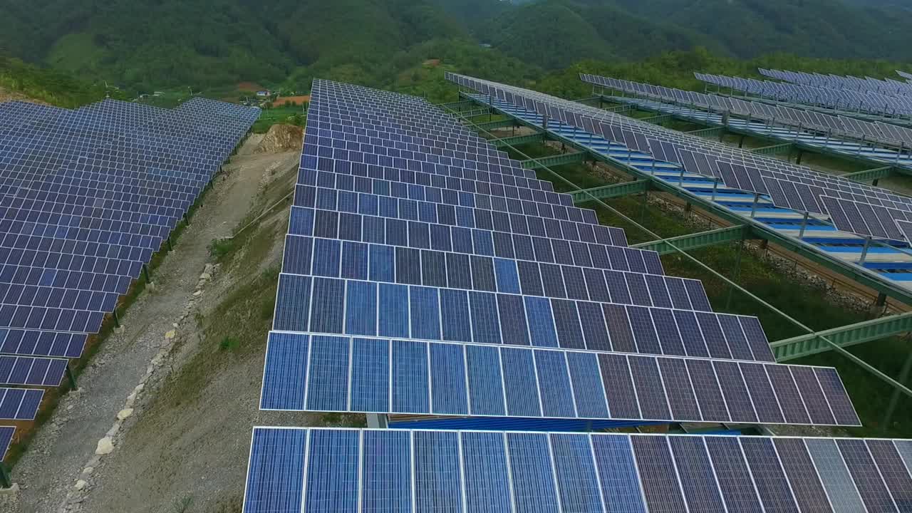 自然、乡村和太阳能电池板/韩国江原道盈月郡视频素材