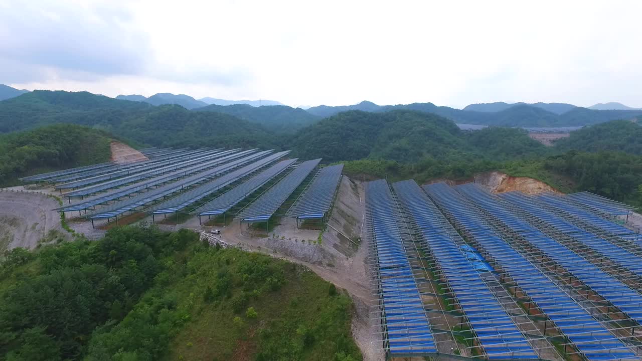 自然、乡村和太阳能电池板/韩国江原道盈月郡视频素材