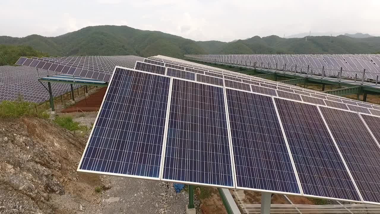 自然、乡村和太阳能电池板/韩国江原道盈月郡视频素材