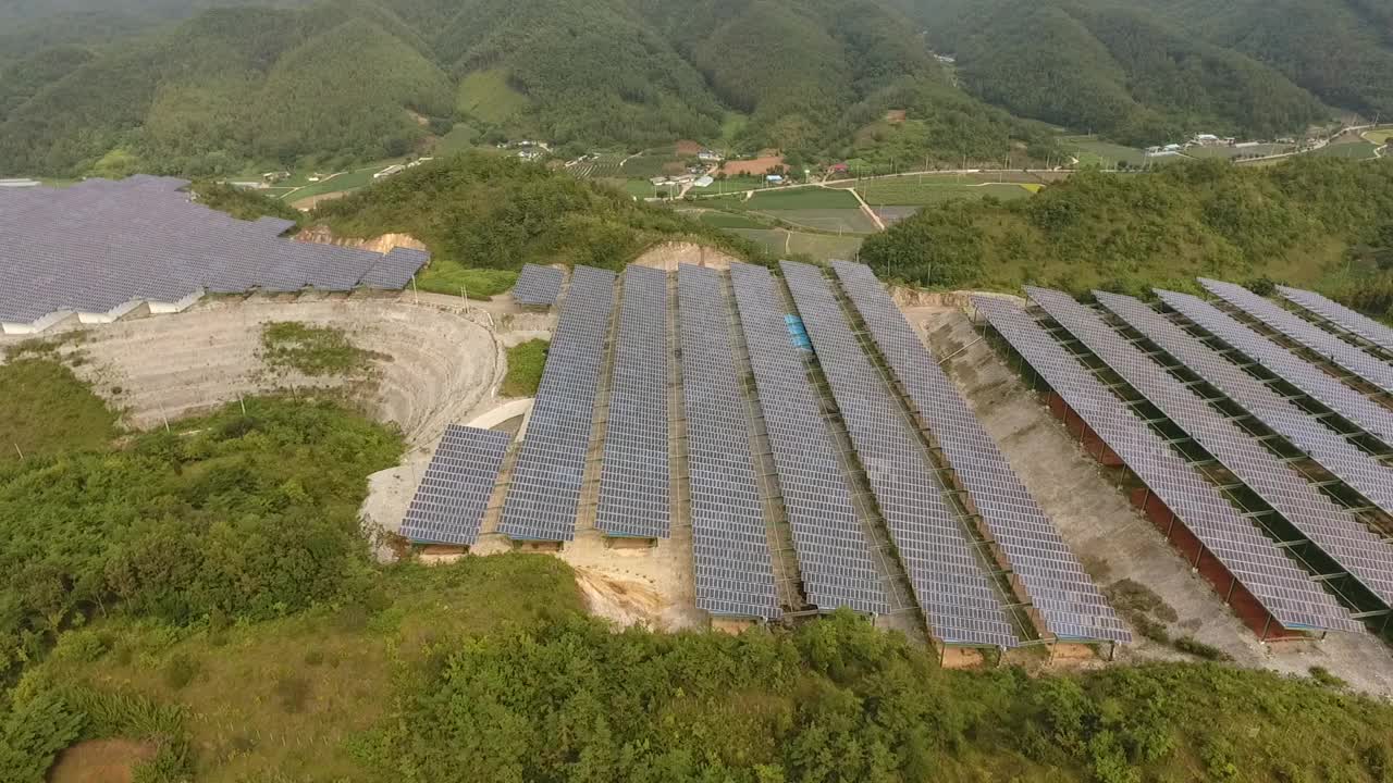 自然、乡村和太阳能电池板/韩国江原道盈月郡视频素材