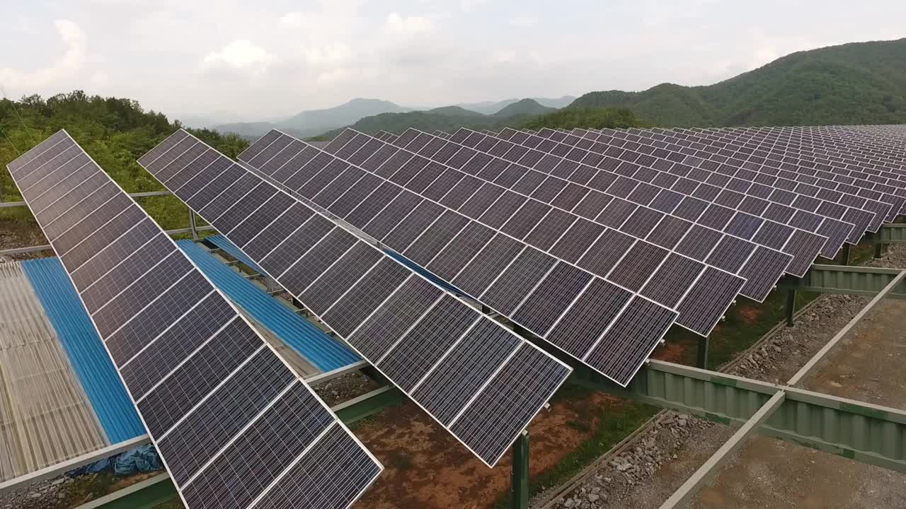 自然、乡村和太阳能电池板/韩国江原道盈月郡视频素材