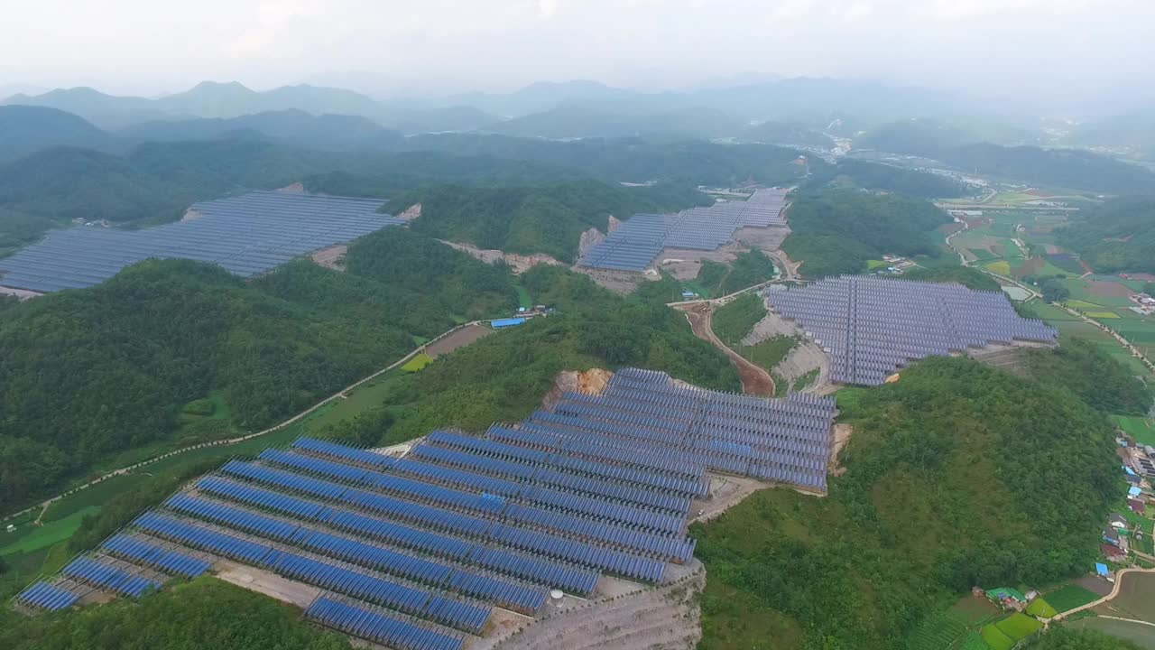 自然、乡村和太阳能电池板/韩国江原道盈月郡视频素材