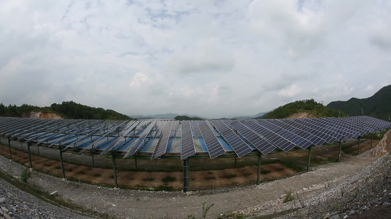 自然、乡村和太阳能电池板/韩国江原道盈月郡视频素材