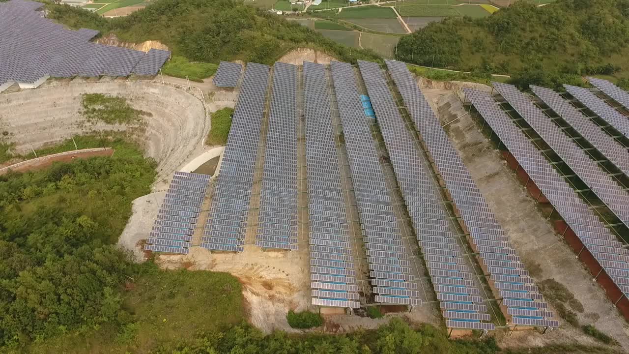 自然、乡村和太阳能电池板/韩国江原道盈月郡视频素材