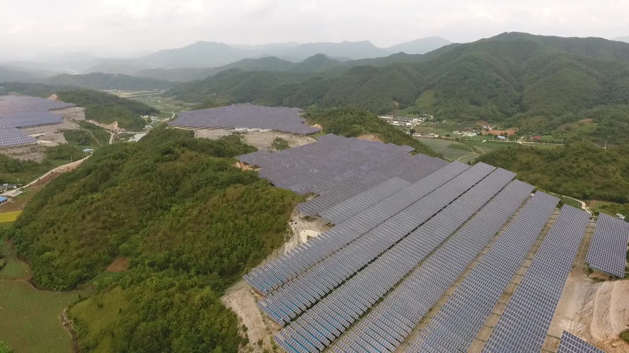 自然、乡村和太阳能电池板/韩国江原道盈月郡视频素材