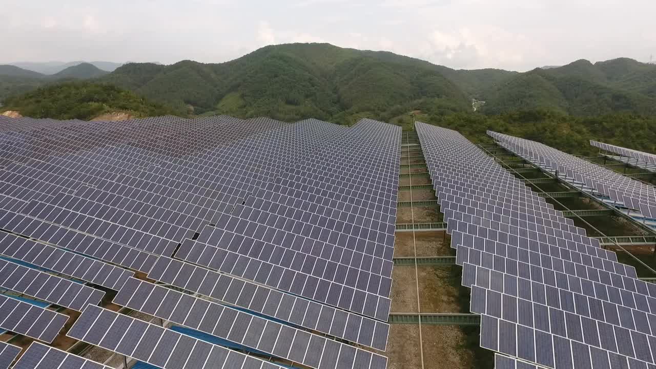 自然、乡村和太阳能电池板/韩国江原道盈月郡视频素材