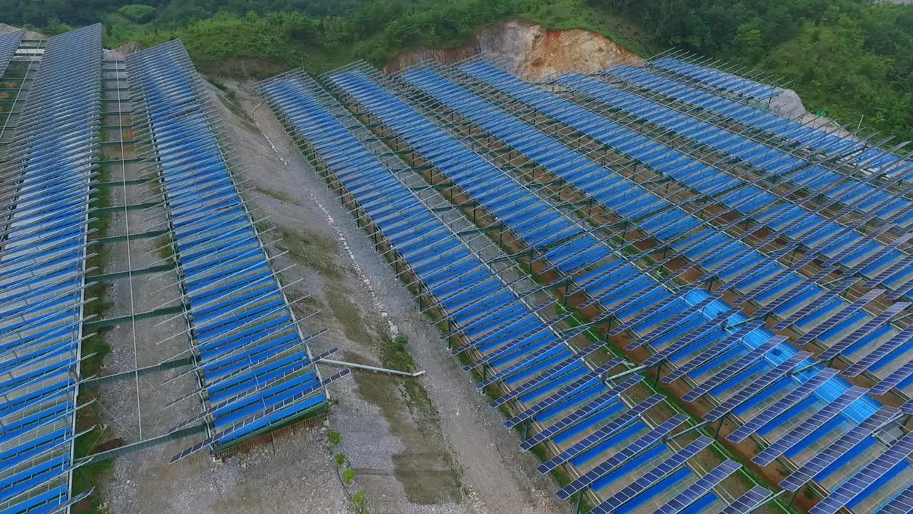 自然、乡村和太阳能电池板/韩国江原道盈月郡视频素材