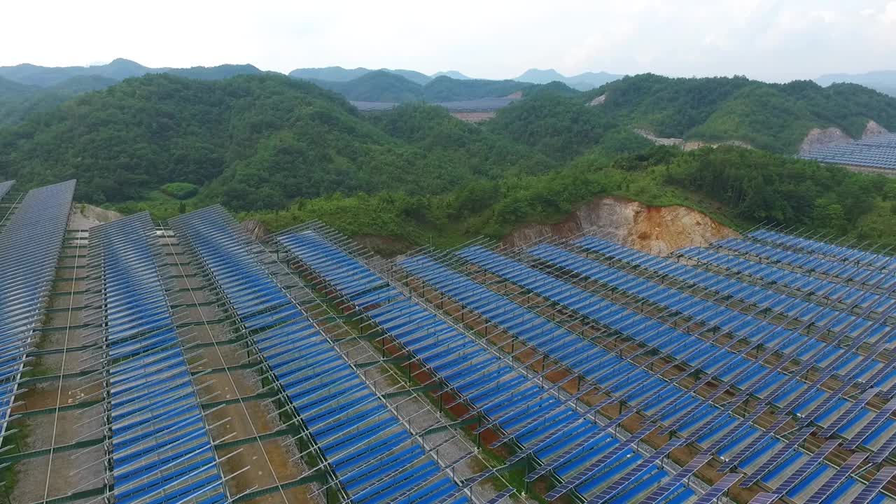 自然、乡村和太阳能电池板/韩国江原道盈月郡视频素材