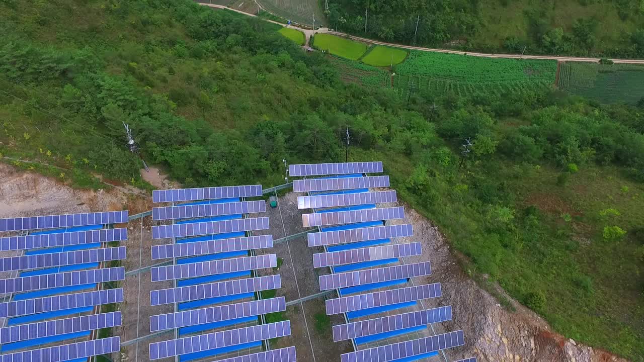 自然、乡村和太阳能电池板/韩国江原道盈月郡视频素材