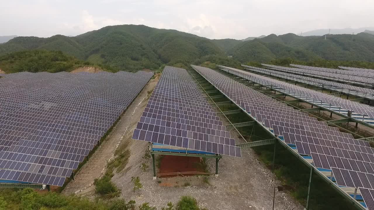 自然、乡村和太阳能电池板/韩国江原道盈月郡视频素材