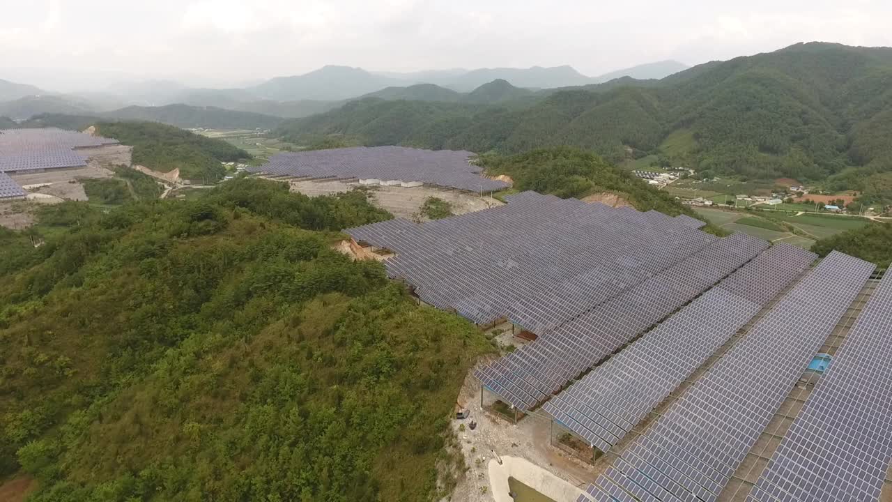 自然、乡村和太阳能电池板/韩国江原道盈月郡视频素材