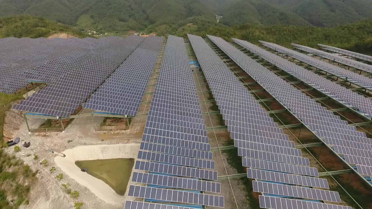 自然、乡村和太阳能电池板/韩国江原道盈月郡视频素材