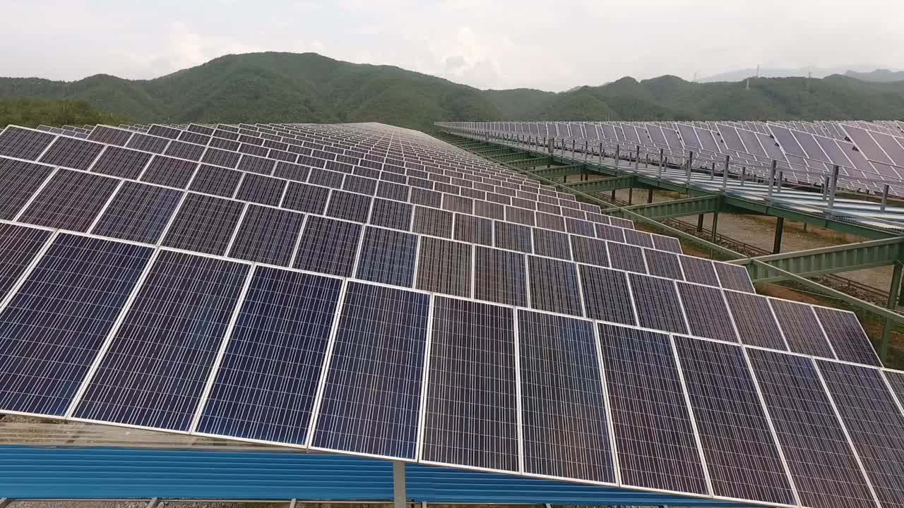 自然、乡村和太阳能电池板/韩国江原道盈月郡视频素材