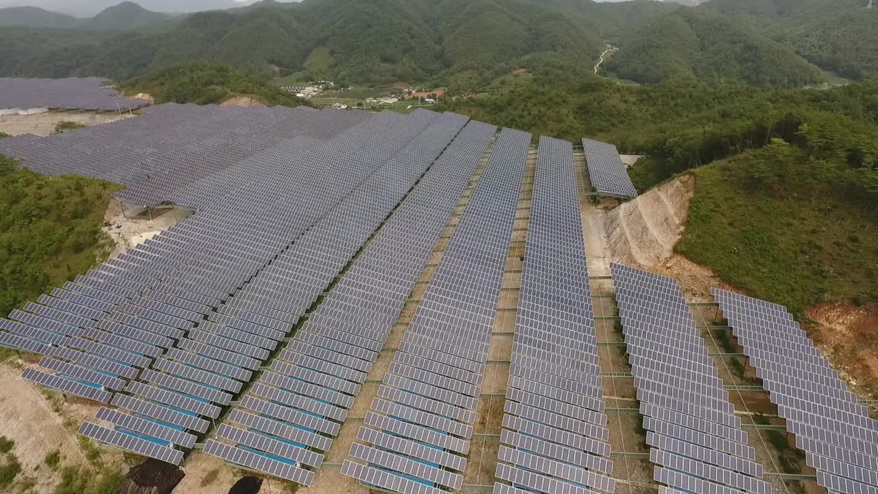 自然、乡村和太阳能电池板/韩国江原道盈月郡视频素材