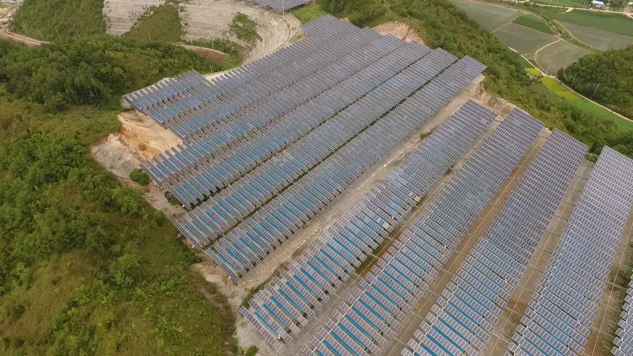 自然、乡村和太阳能电池板/韩国江原道盈月郡视频素材