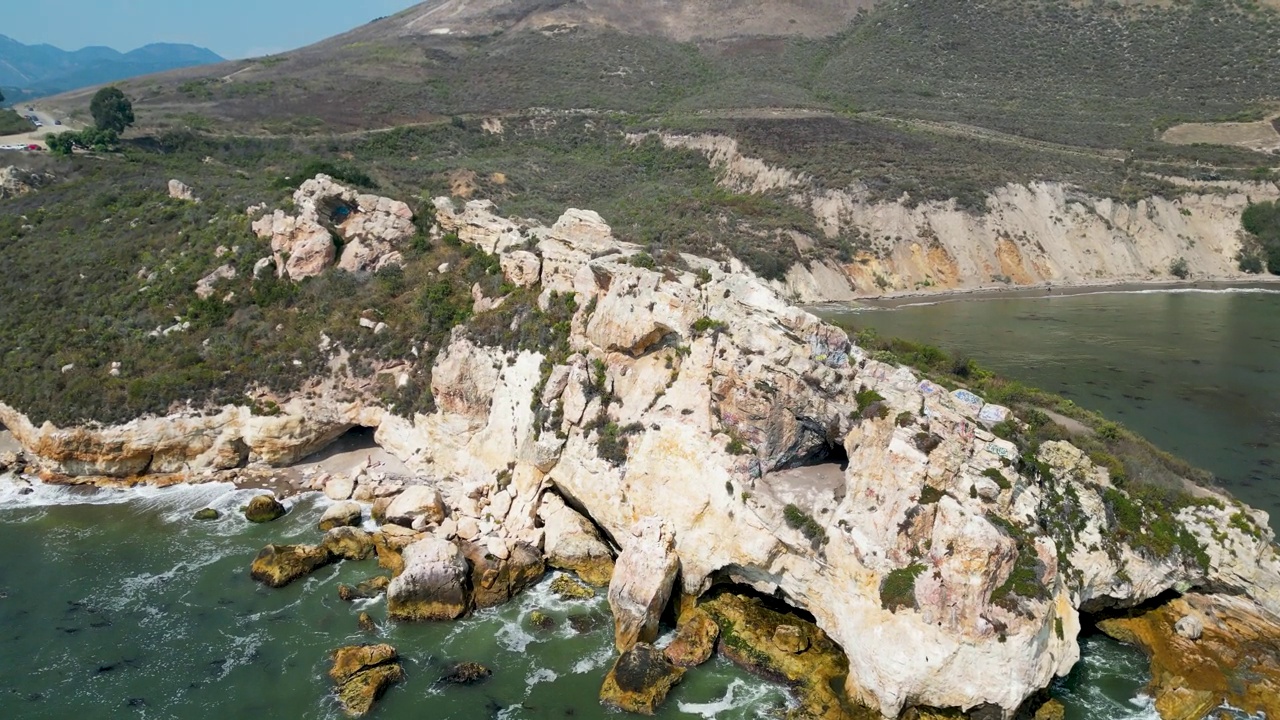 贝壳海滩的岩石海岸线视频素材