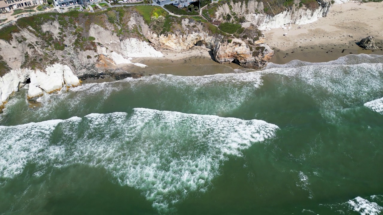 贝壳海滩的岩石海岸线视频素材