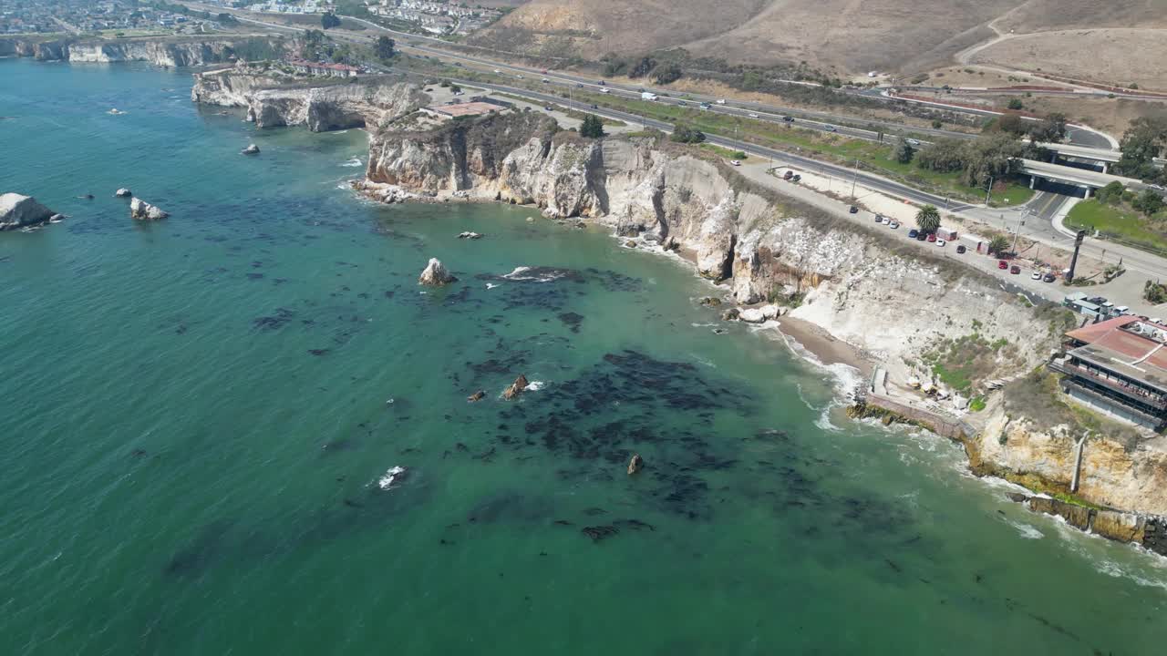 贝壳海滩的岩石海岸线视频素材