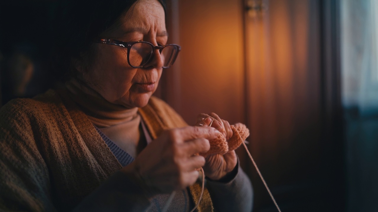 老年妇女戴眼镜编织特写，老年爱好，运动控制视频素材