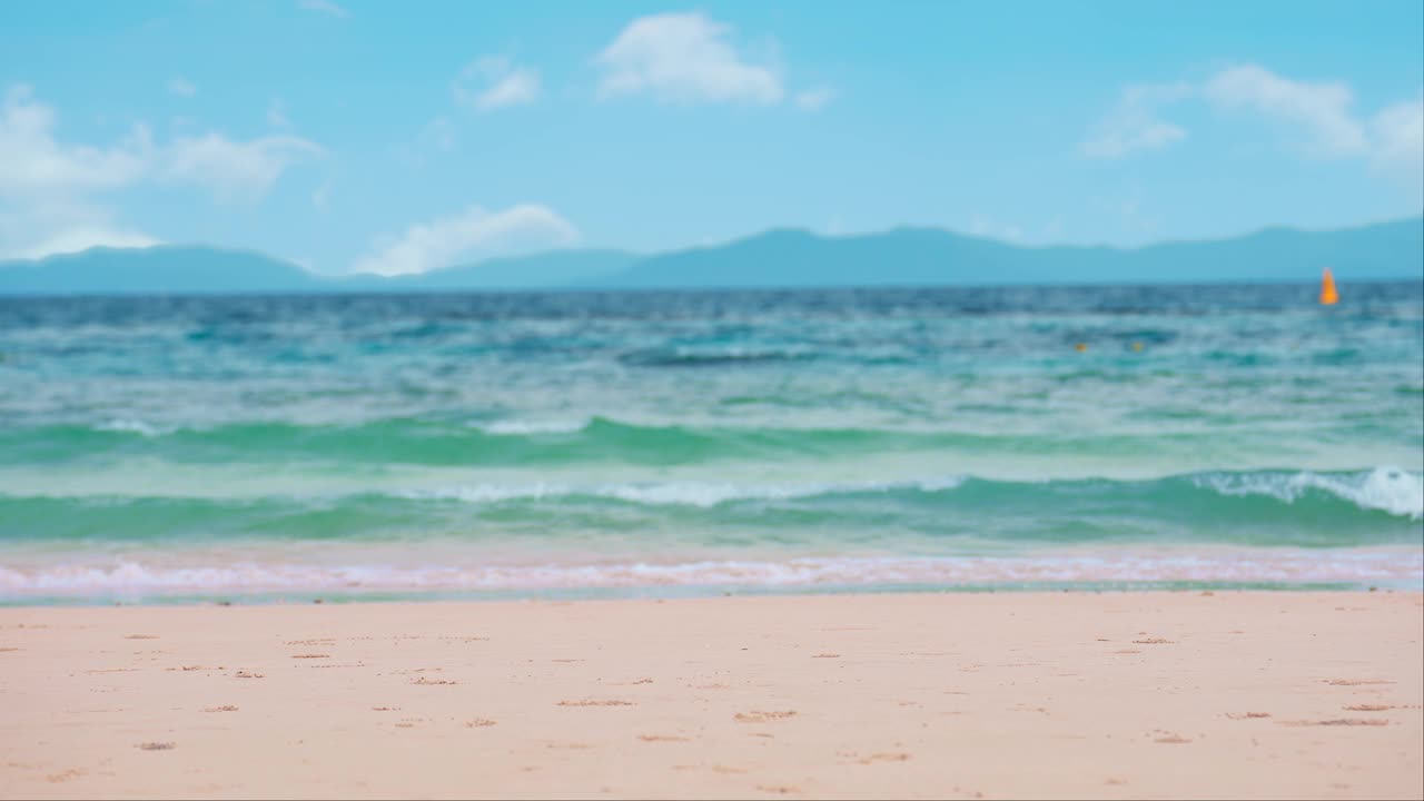 在阳光明媚的日子里，美丽的热带海滩和大海的自然景观景观。美丽的热带海滩和蓝天。假日夏季海滩背景。自然与旅游理念视频素材